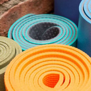 Як вибрати килимок для йоги: поради для початківців>
